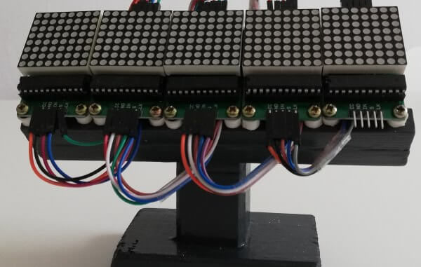 MAX7219 Shields auf einem Stativ MAX7219 Shields auf einem Stativ