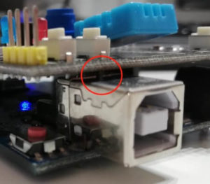 Kontakt des Tasters SW2 auf der USB Buchse des Arduino UNO