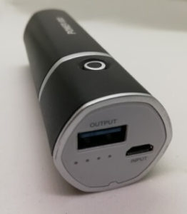 Einfache Powerbank mit Micro USB Buchse zum aufladen und USB Typ A Buchse zur Stromabnahme.