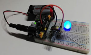 einfacher Aufbau mit einem 50kOhm Drehpotentiometer und einer 10mm LED