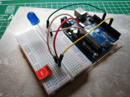 kleiner Testaufbau Arduino UNO mit 10mm LED und kapazitiven Touch Sensor