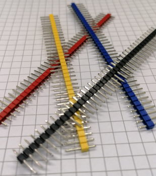Stiftleisten zum Löten in den Farben rot, gelb, blau und schwarz