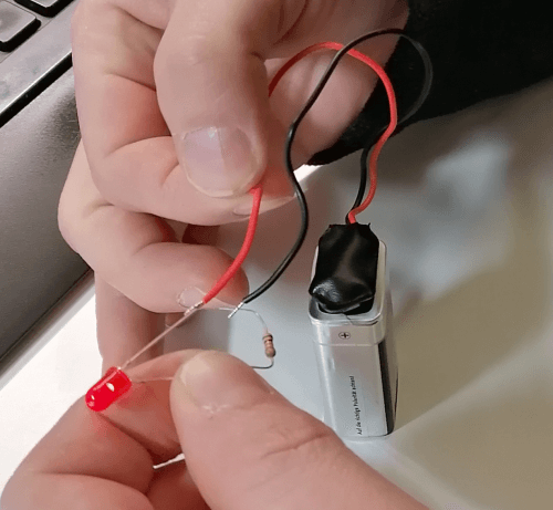 Reihenschaltung - LED & Vorwiderstand an einer 9V Blockbatterie