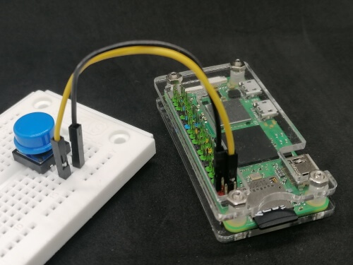Raspberry Pi Zero 2 W mit angeschlossenem Taster über GPIO Pins