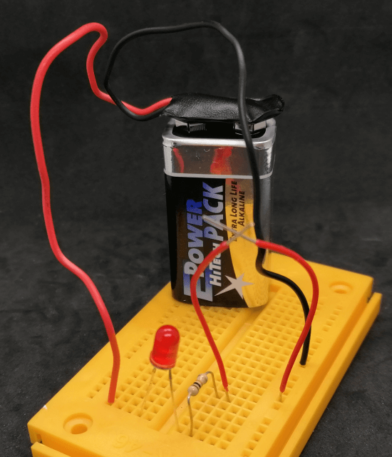 Schaltung - LED, Vorwiderstand, Taster an 9V Blockbatterie auf 270 Pin Steckbrett