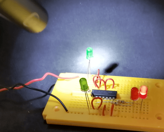 aktivierte rote LED mit Taschenlampe