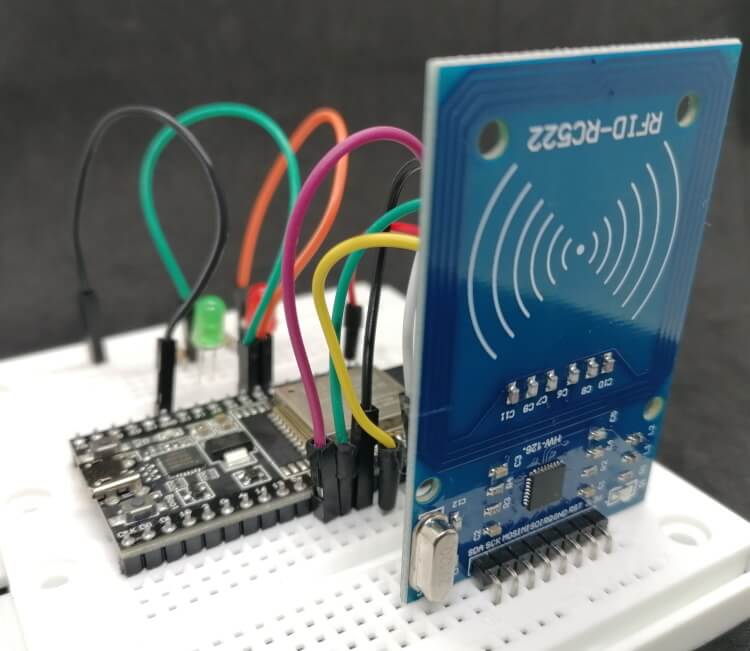 Aufbau der Schaltung "ESP32 mit RFID-Modul Typ MFRC522 & LEDs"