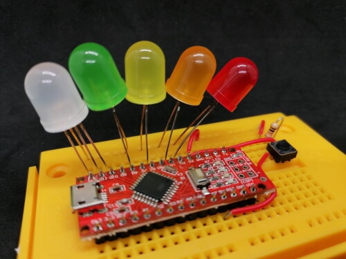 Breadboard mit Arduino Nano, LEDs, RGB LED und Taster