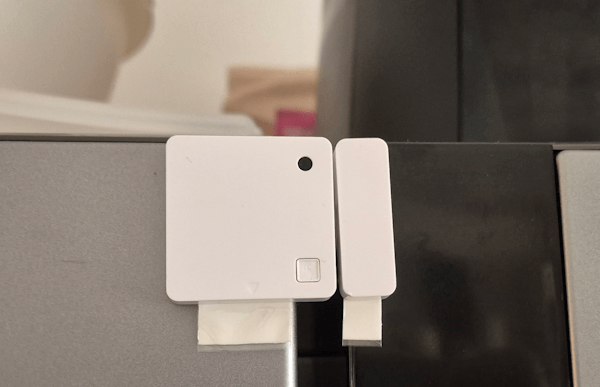 Shelly BLU Door/Window Sensor am Kühlschrank