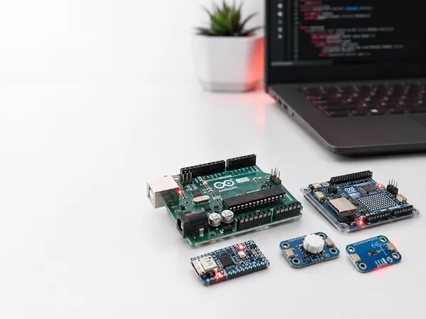 Verschiedene Arduino-Boards auf einem modernen Arbeitsplatz