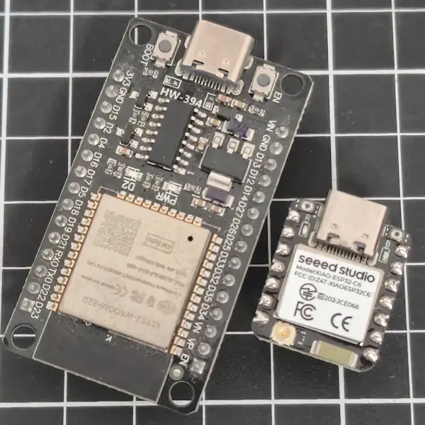 ESP32-WROOM-32 und Seeed Studio XIAO ESP32-C6 nebeneinander im Größenvergleich