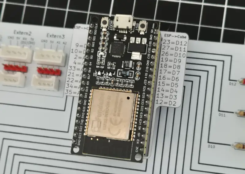 ESP32 mit Adapter auf dem Funduino Cube