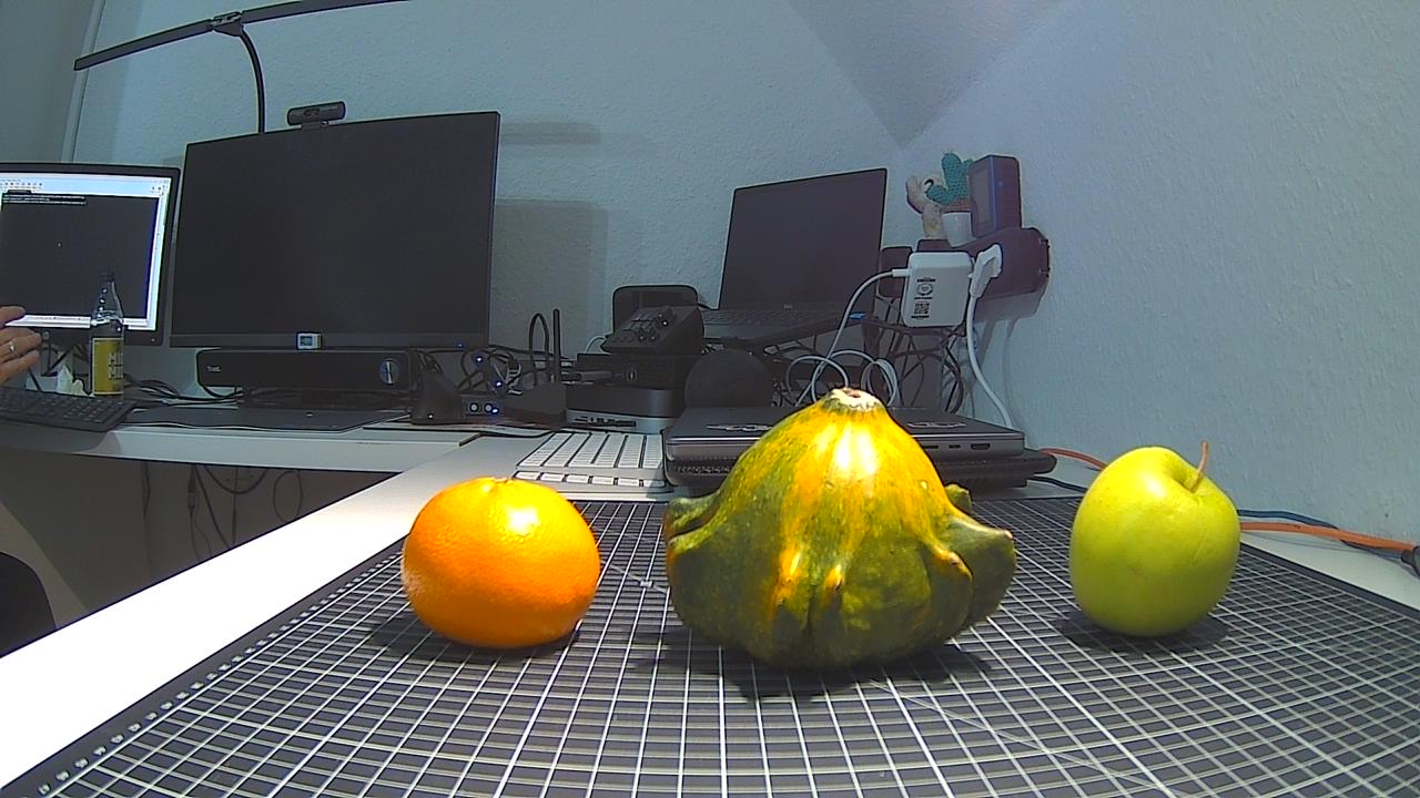Ausgangsbild mit drei Objekten Mandarine Kürbis Apfel