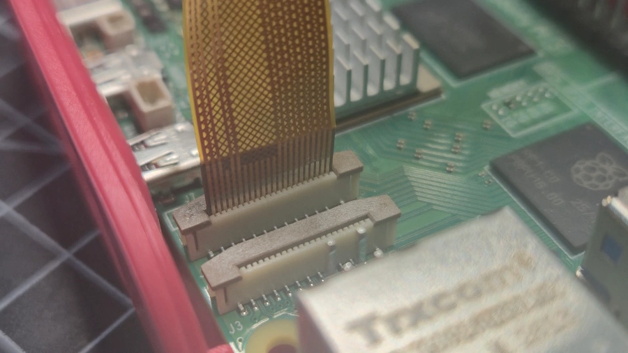CSI Kabel im CAM1 Anschluss des Raspberry Pi 5 eingesteckt und gesichert