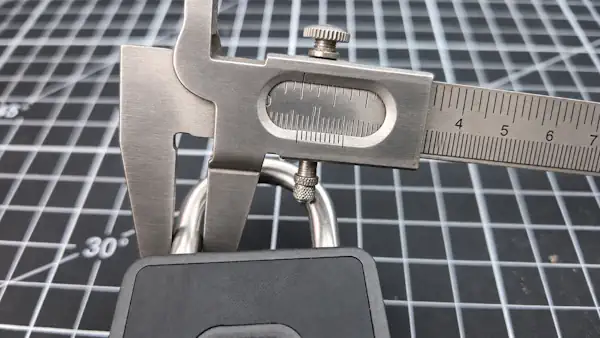 6 mm starker Stahlbügel am Eseesmart Smart Padlock